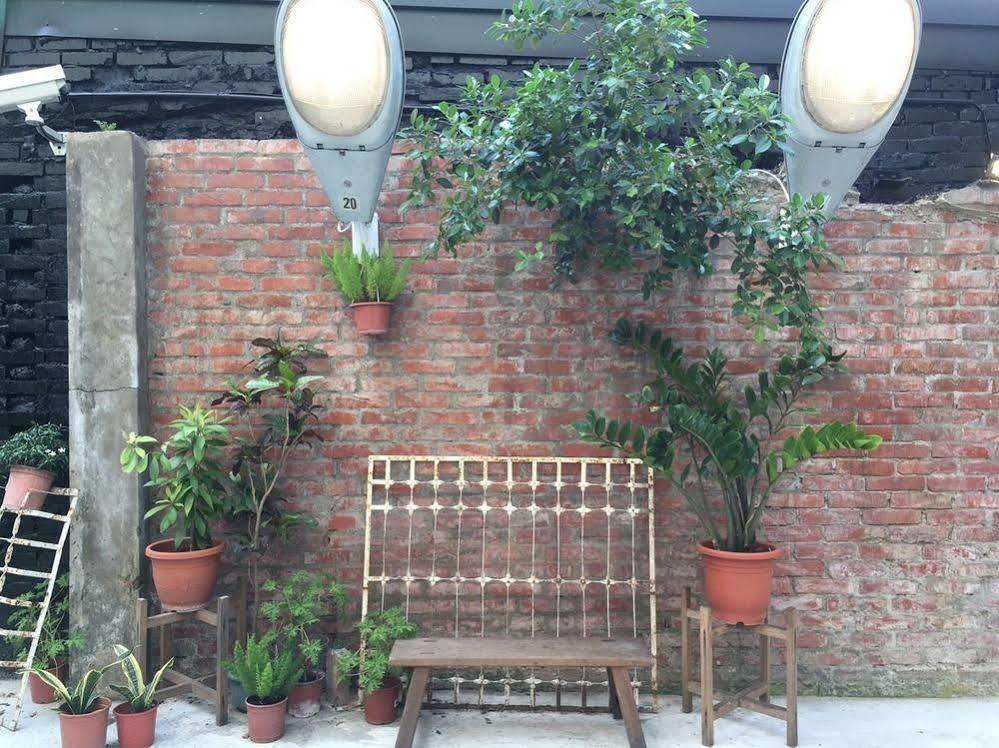 被愛咖啡小旅館 Birdeye Garden Тайнан Екстериор снимка